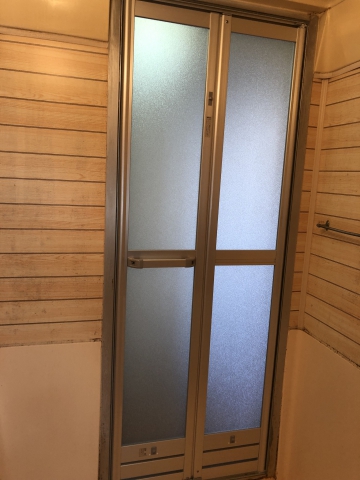 浴室の入口ドアを新品に取替え。美濃加茂前平店